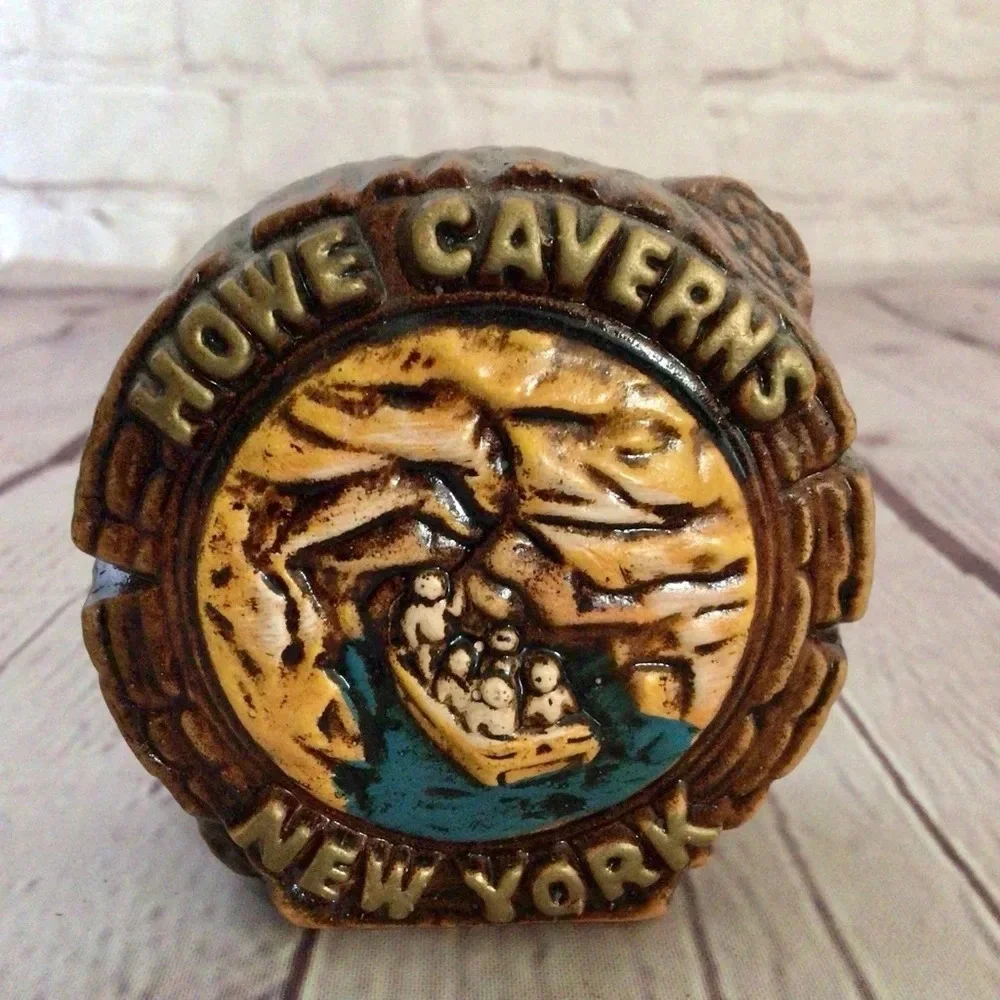 Vintage Howe Caverns New York Souvenir Salt and Pepper Shaker Pair - Japan